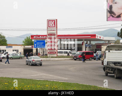 Schnittpunkt und LUK-Tankstelle in der Nähe von Akhaltsikhe in Georgien Stockfoto
