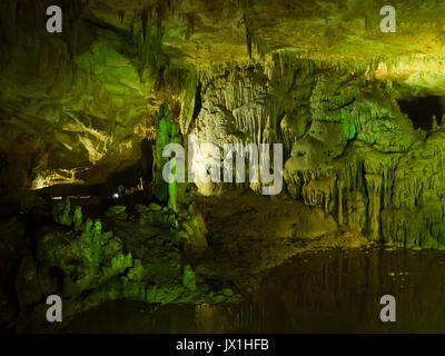 Prometheus Höhle ein Naturdenkmal in der Nähe von Kutaissi in Georgien ist ein Wunder der Natur mit farbigen Beleuchtung Stockfoto