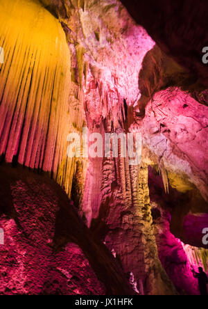 Prometheus Höhle ein Naturdenkmal in der Nähe von Kutaissi in Georgien ist ein Wunder der Natur mit farbigen Beleuchtung Stockfoto