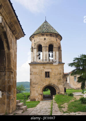 Gelati Kloster Unesco Weltkulturerbe in der Nähe von Kutaissi in Georgien, im Jahre 1106 von König David IV, Sandstein freistehender Glockenturm gegründet Stockfoto