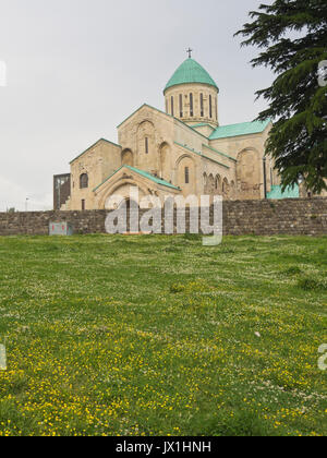 Die Kathedrale von 1352, die allgemein als Bagrati Kathedrale in der Stadt Kutaissi in Georgien bekannt, umfangreich restauriert, auf einem Hügel Stockfoto