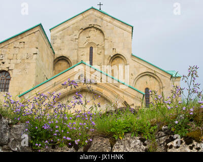 Die Kathedrale von 1352, die allgemein als Bagrati Kathedrale in der Stadt Kutaissi in Georgien bekannt, umfangreich restauriert, auf einem Hügel Stockfoto