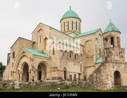 Die Kathedrale von 1352, die allgemein als Bagrati Kathedrale in der Stadt Kutaissi in Georgien bekannt, umfangreich restauriert, auf einem Hügel Stockfoto