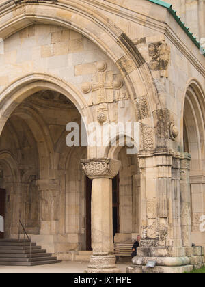 Die Kathedrale von 1352, die allgemein als Bagrati Kathedrale in der Stadt Kutaissi in Georgien bekannt, umfangreich restauriert, Fassade Detail Stockfoto