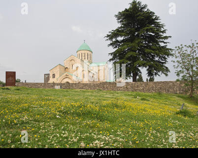 Die Kathedrale von 1352, die allgemein als Bagrati Kathedrale in der Stadt Kutaissi in Georgien bekannt, umfangreich restauriert, auf einem Hügel Stockfoto