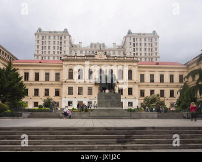 Menschen entspannend und vorbei an einem Platz, der von monumentalen Gebäuden auf dem shota Rustaveli Avenue im Zentrum von Tiflis Georgien umgeben Stockfoto