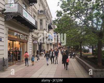 Fußgänger im Einkaufsviertel von shota Rustaveli Avenue im Zentrum von Tiflis, Georgien Stockfoto