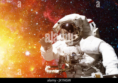 Astronaut im Weltraum vor dem Hintergrund der freien Weltraum. Stockfoto