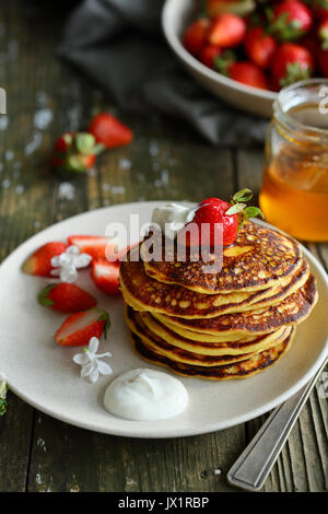 Goldene Pfannkuchen mit Sahne und Erdbeeren, essen Detailansicht Stockfoto