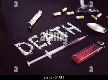 Drogen mit Todesfolge auf den Schwarzen Tisch. Anti-drogen-Konzept. Stockfoto