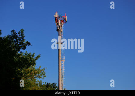 Telecommunication Tower mit Antennen gegen den blauen Himmel Stockfoto