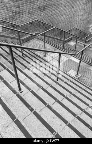 Betonflug von Stufen & Stahlgeländer. Für das städtische Leben, Klettern Karriere Leiter, Corporate Leiter, immer auf Eigentum Leiter, Treppe ins nichts Stockfoto