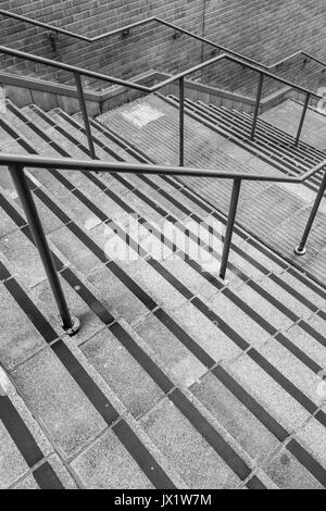 Betonflug von Stufen & Stahlgeländer. Für das städtische Leben, Klettern Karriere Leiter, Corporate Leiter, immer auf Eigentum Leiter, Treppe ins nichts Stockfoto