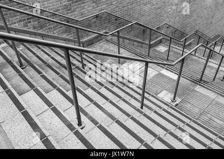 Betonflug von Stufen & Stahlgeländer. Für das städtische Leben, Klettern Karriere Leiter, Corporate Leiter, immer auf Eigentum Leiter, Treppe ins nichts Stockfoto