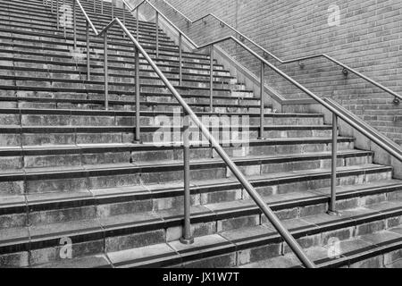 Betonflug von Stufen & Stahlgeländer. Für das städtische Leben, Klettern Karriere Leiter, Corporate Leiter, immer auf Eigentum Leiter, Treppe ins nichts Stockfoto