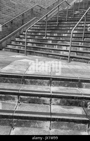 Betonflug von Stufen & Stahlgeländer. Für das städtische Leben, Klettern Karriere Leiter, Corporate Leiter, immer auf Eigentum Leiter, Treppe ins nichts Stockfoto