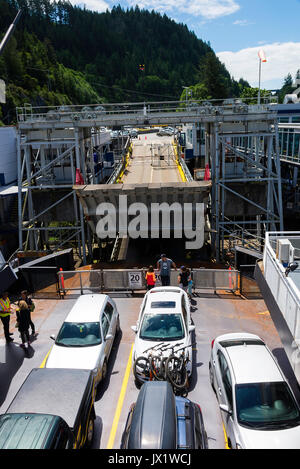 Autos und Passagiere an Bord der BC Ferries Fähre MV Queen von Cowichan im Horseshoe Bay Ferry Terminal British Columbia Kanada Stockfoto