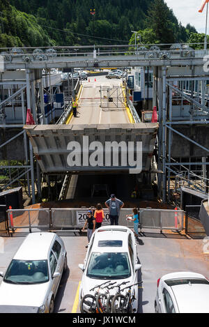 Autos und Passagiere an Bord der BC Ferries Fähre MV Queen von Cowichan im Horseshoe Bay Ferry Terminal British Columbia Kanada Stockfoto