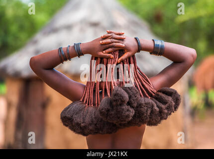 Frisur von Frauen Himba, tribespeople leben im Norden Namibias Stockfoto