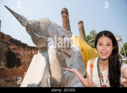 Asiatische chinesischer Student traveler, self portrait selfie Foto mit Handy Kamera auf Thailand reise, Anzeigen Geste copyspace in t einführen Stockfoto