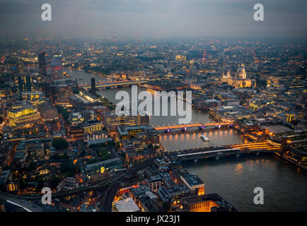 Blick auf die Themse mit der London Bridge, Millenium Bridge und St. Paul's Cathedral, Dämmerung, Luftaufnahme, London, England Stockfoto