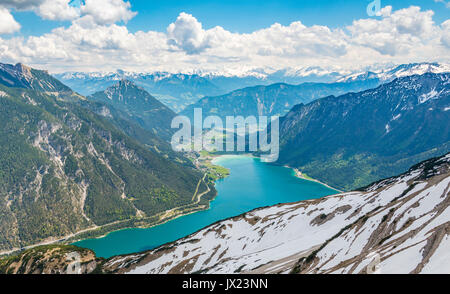 Blick auf den Achensee und verschneiten Hauptkette der Alpen, Frühling, Tirol, Österreich Stockfoto