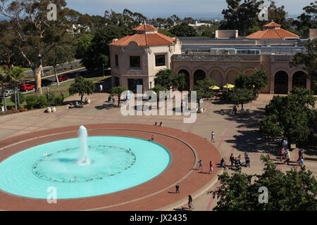 Dachterrasse mit Blick auf die Plaza de Balboa und die riesige Bea Evenson Brunnen vor der Ruben H. Flotte Museum im Balboa Park, San Diego, Kalifornien. Stockfoto