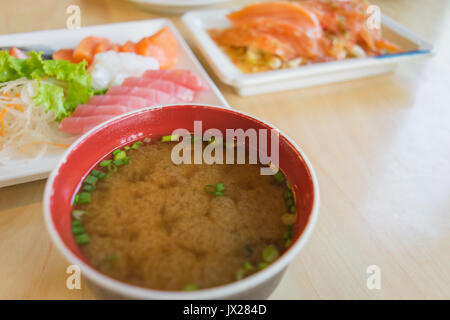Miso Suppe und andere Lachs Fisch roh Blur auf Tisch Holz in restuarent Stockfoto