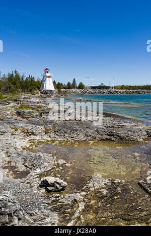 South Baymouth Reihe vorne Leuchtturm von Lake Huron an einem sonnigen Frühlingstag, Manitoulin Island, Ontario, Kanada Stockfoto