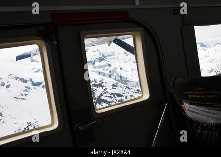 Blick von einem Wasserflugzeug über die schneebedeckten Berge und Gletscher in der Nähe von Whistler Ski Resort British Columbia Kanada Stockfoto