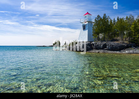 South Baymouth Reihe vorne Leuchtturm von Lake Huron an einem sonnigen Frühlingstag, Manitoulin Island, Ontario, Kanada Stockfoto