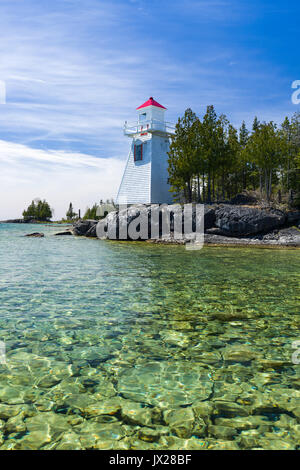 South Baymouth Reihe vorne Leuchtturm von Lake Huron an einem sonnigen Frühlingstag, Manitoulin Island, Ontario, Kanada Stockfoto