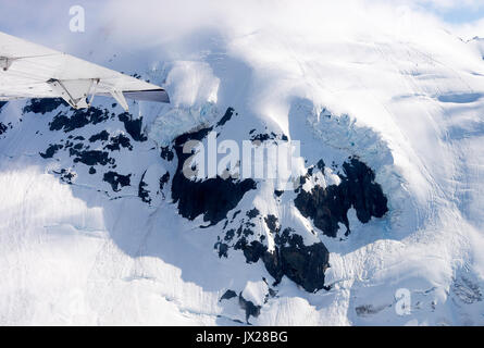 Blick von einem Wasserflugzeug über die schneebedeckten Berge und Gletscher in der Nähe von Whistler Ski Resort British Columbia Kanada Stockfoto