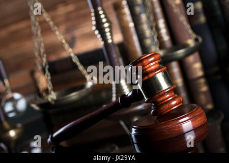 Recht und Gerechtigkeit. Judge's Hammer, Bücher und Skalierung auf Glas Tabelle Tabelle Stockfoto