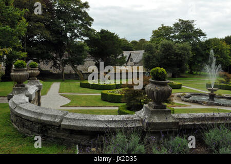 Die Gärten von Prideaux Place padstow Großbritannien im Sommer mit grünen Gärten und Brunnen und Statuen formal Gartenarbeit Gründen gehalten weel durch Gärtner Stockfoto