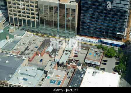 Der Ausblick auf den C-Train Light Railway Station am 7. Avenue in der Innenstadt von Calgary, Alberta vom Calgary Tower Observation Deck Kanada Stockfoto