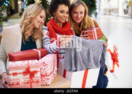 Freunde nach Weihnachten Shopping im Store. Stockfoto