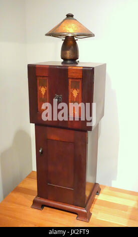 Musik Schrank entwickelt von Harvey Ellis, durch Handwerker, Werkstätten, c 1903, Mahagoni und Ahorn Inlay und Lampe, entworfen von Friedrich Theodor Brosi, c 1922 1925 De Young Museum DSC 00716 Stockfoto