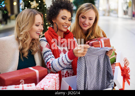 Alles hat für Weihnachtsgeschenke gekauft. Stockfoto