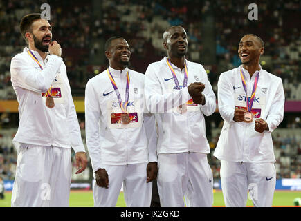 Die Männer-Staffel von Großbritannien mit 4x400 m (von links nach rechts) Martyn Rooney, Rabah Yousif, Dwayne Cowan und Matthew Hudson-Smith mit ihren Bronzemedaillen am zehnten Tag der IAAF-Weltmeisterschaft 2017 im Londoner Stadion. DRÜCKEN SIE VERBANDSFOTO. Bilddatum: Sonntag, 13. August 2017. Siehe PA Story Athletics World. Das Foto sollte lauten: Jonathan Brady/PA Wire. EINSCHRÄNKUNGEN: Nur für redaktionelle Zwecke. Keine Übertragung von Ton oder bewegten Bildern und keine Videosimulation. Stockfoto