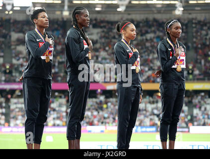 USA die 4x400m Staffel der Frauen (nach rechts) Quanera Hayes, Allyson Felix, Shakima Wimbley und Phyllis Francis auf dem Podium links mit ihren Goldmedaillen bei Tag zehn der Leichtathletik-WM 2017 auf der Londoner Stadion. PRESS ASSOCIATION Foto. Bild Datum: Sonntag, den 13. August 2017. Siehe PA Geschichte leichtathletik Welt. Photo Credit: Jonathan Brady/PA-Kabel. Einschränkungen: Nur für den redaktionellen Gebrauch bestimmt. Keine Übertragung von Ton oder bewegte Bilder und kein Video Simulation. Stockfoto