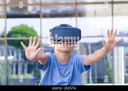Kind mit Virtual reality Brillen in der Stadt Stockfoto