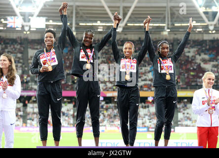 Die US-amerikanische Frauen-Staffelmannschaft (von links nach rechts) Quanera Hayes, Allyson Felix, Shakima Wimbley und Phyllis Francis auf dem Podium mit ihren Goldmedaillen am zehnten Tag der IAAF-Weltmeisterschaft 2017 im Londoner Stadion. DRÜCKEN SIE VERBANDSFOTO. Bilddatum: Sonntag, 13. August 2017. Siehe PA Story Athletics World. Das Foto sollte lauten: Jonathan Brady/PA Wire. EINSCHRÄNKUNGEN: Nur für redaktionelle Zwecke. Keine Übertragung von Ton oder bewegten Bildern und keine Videosimulation. Stockfoto