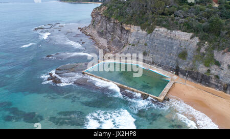 Luftaufnahme von Ocean Pool am Meer am Strand Bilgola, Sydney, Australien Stockfoto