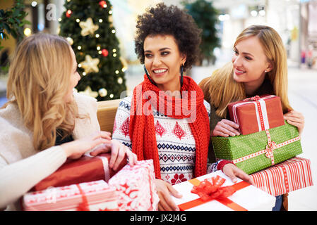 Kurze Pause, nachdem man den ganzen Tag mit Shopping Stockfoto