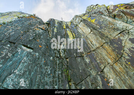 Großen Felsen. Snapshot bis in den Himmel. Altai Gebirge. Stockfoto