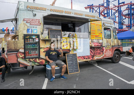 Ein Lebensmittel Anbieter verkaufen koscheres Essen an der Coney Island Music Festival in Brooklyn, New York Stockfoto