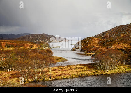 Wild wechselhaften April Wetter, wo der Fluss Laxford läuft in die Gezeiten sealoch Loch Laxford, Sutherland, Northwest Highlands, Schottland Großbritannien Stockfoto