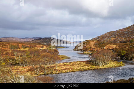 Wild wechselhaften April Wetter, wo der Fluss Laxford läuft in die Gezeiten sealoch Loch Laxford, Sutherland, Northwest Highlands, Schottland Großbritannien Stockfoto