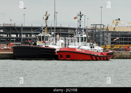 Schlepperflotte, die im Hafen von Southampton Docks und ablegezeiten Segeln große Tanker und Containerschiffe und Kreuzfahrtschiffe Stockfoto